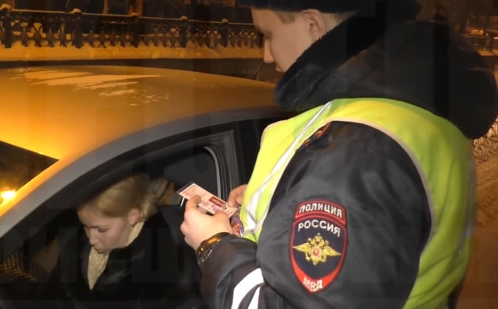 Задержанная пьяной помощник судьи пыталась договориться с ДПС