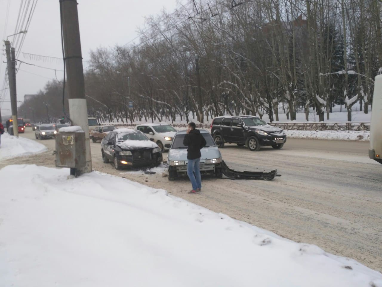 Изо дня в день на Производственной бьются машины