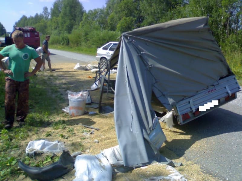 Из-за заноса прицепа погиб пассажир машины, пострадал водитель