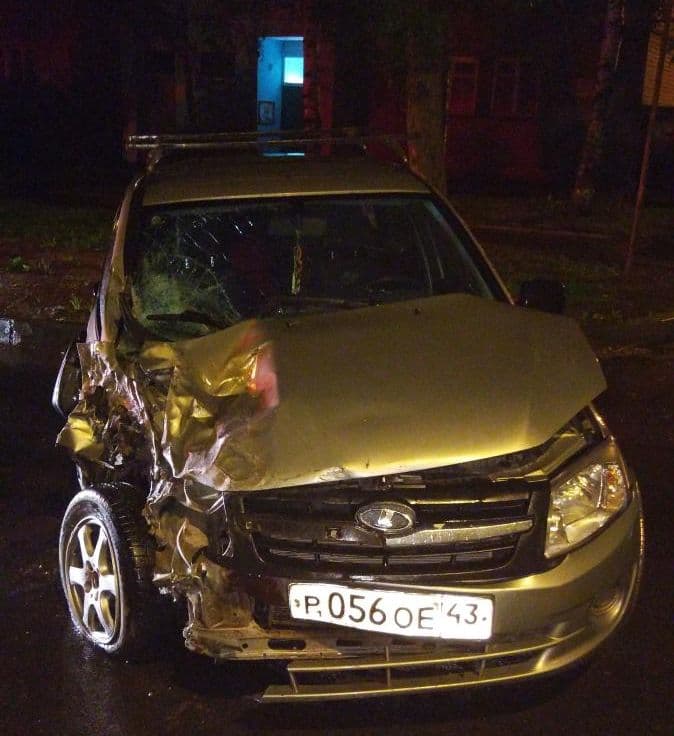Пьяный водитель на “Гранте” влетел в 7 припаркованных авто