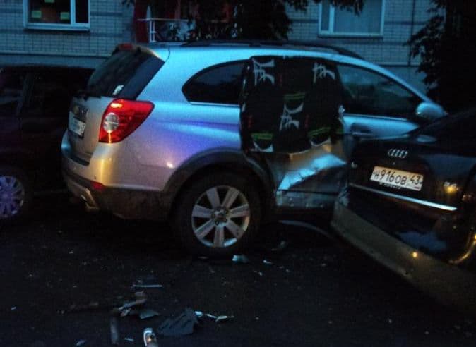 Пьяный водитель на “Гранте” влетел в 7 припаркованных авто