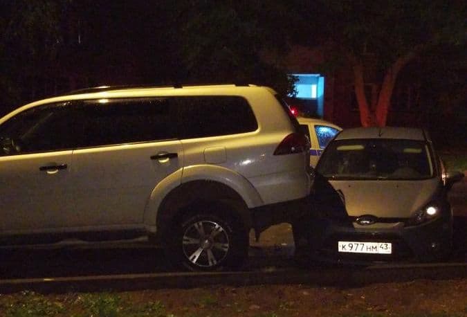 Пьяный водитель на “Гранте” влетел в 7 припаркованных авто