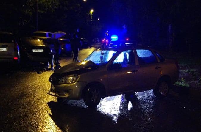 Пьяный водитель на “Гранте” влетел в 7 припаркованных авто