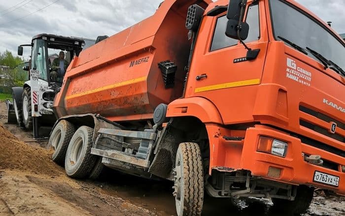 «Камаз потонул»: стало известно, когда отремонтируют дорогу в Садаковском на Полевой
