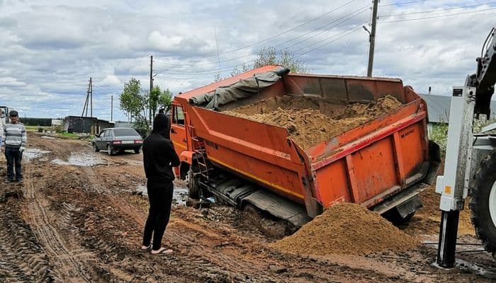 «Камаз потонул»: стало известно, когда отремонтируют дорогу в Садаковском на Полевой