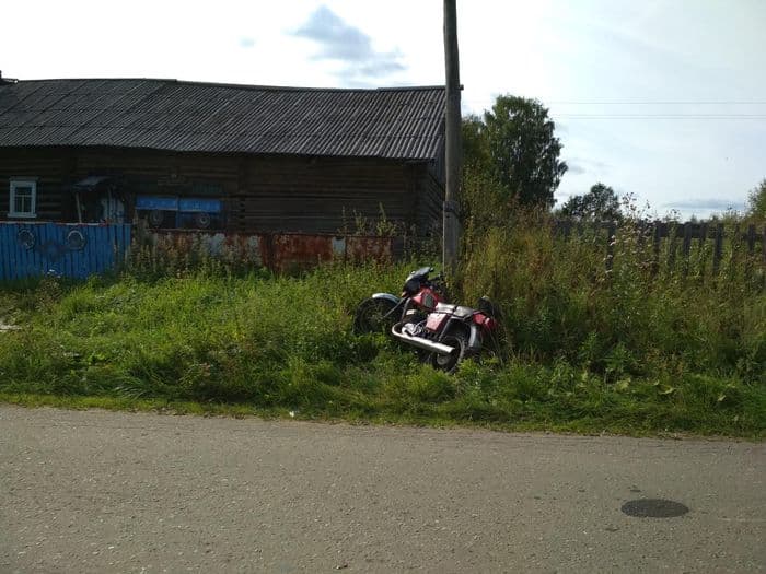 В Юрьянском районе пьяный “бесправник” на мотоцикле улетел в траву