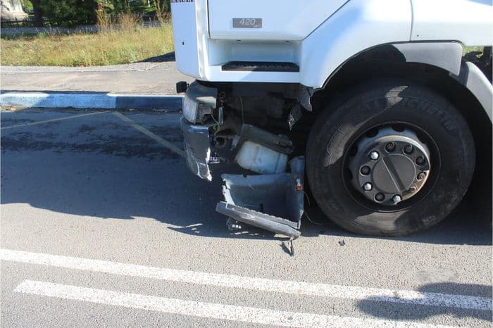 В Тужинском районе пенсионер на “Ниве” влетел в грузовик