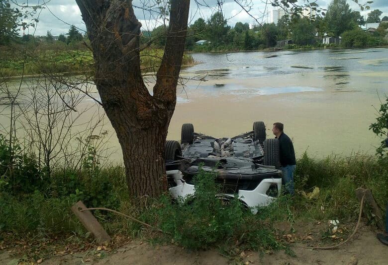 Mazda CX-5 перевернулась и едва не скатилась в воду в Чистых прудах