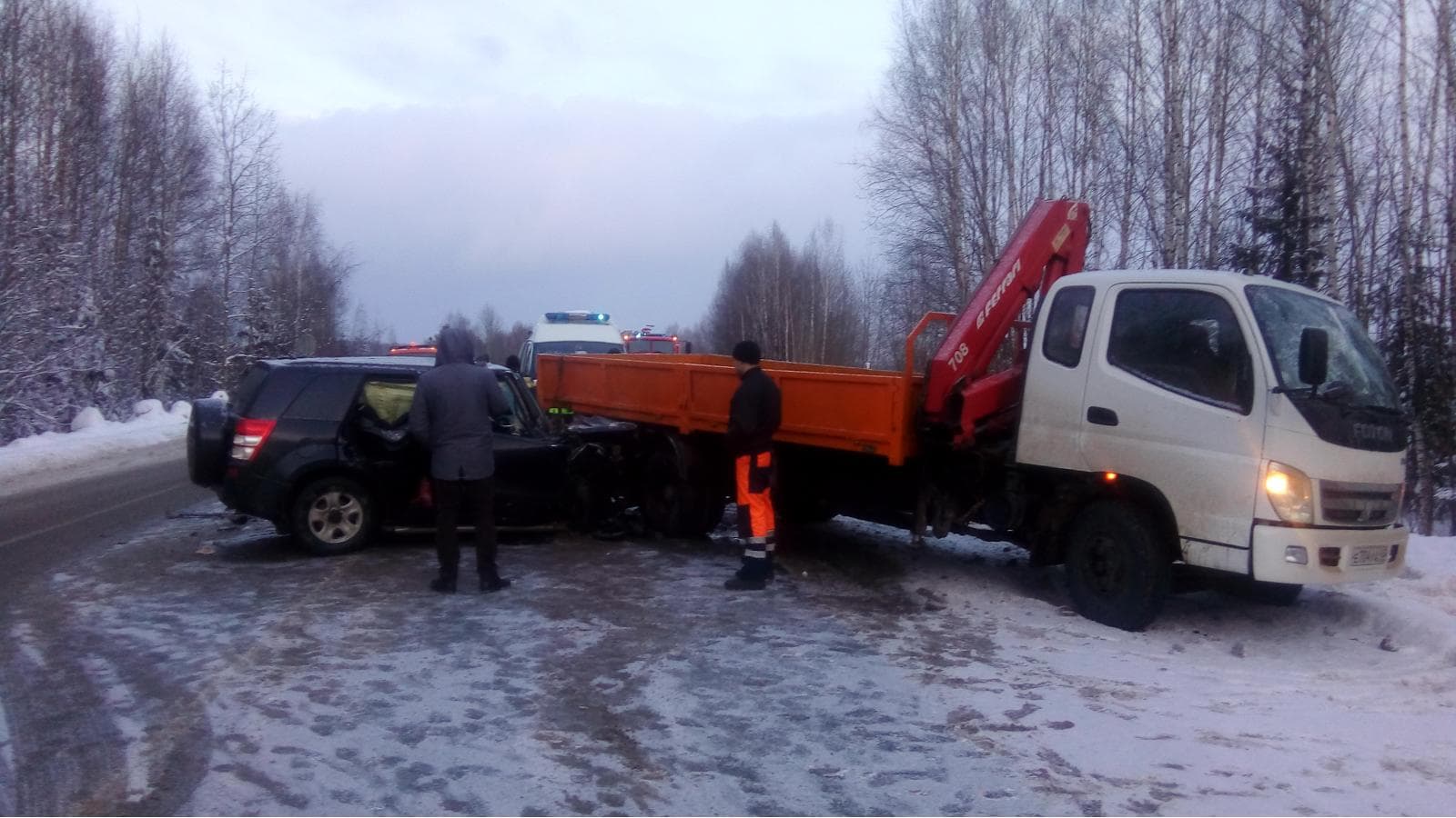 Семья на кроссовере врезалась во встречный автоэвакуатор