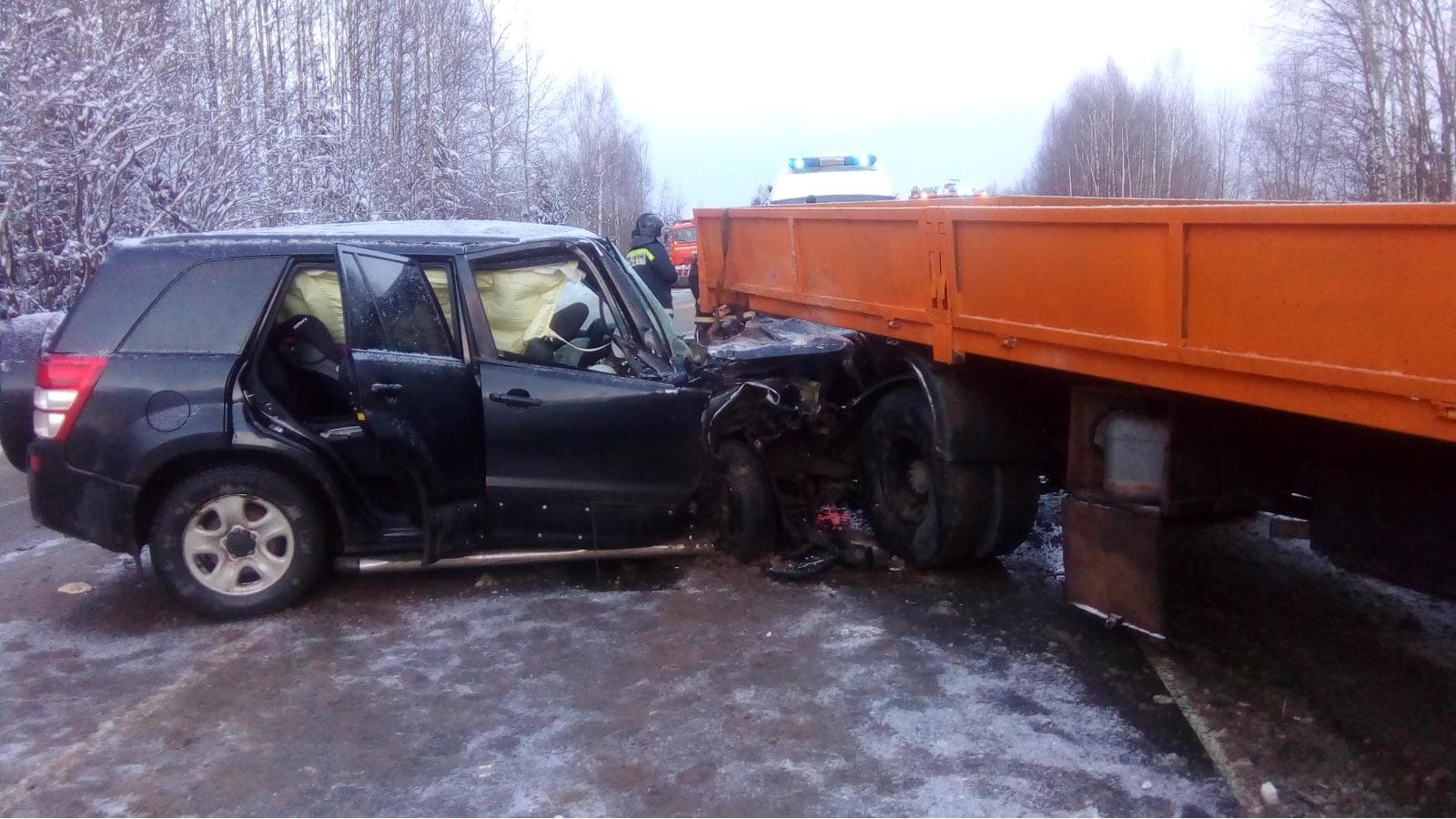 Семья на кроссовере врезалась во встречный автоэвакуатор