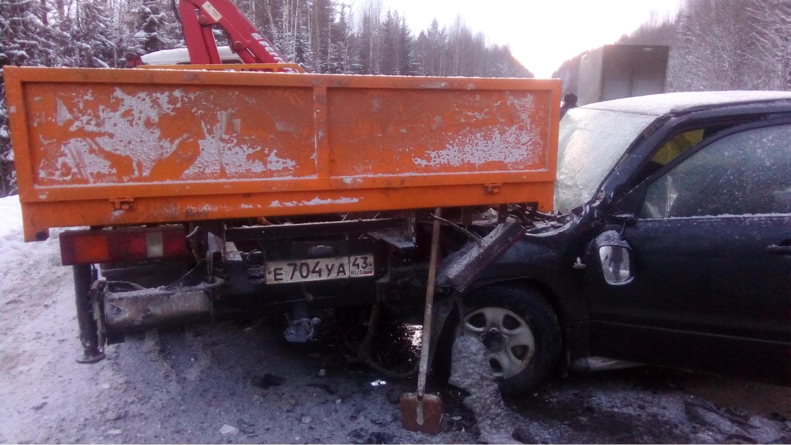 Семья на кроссовере врезалась во встречный автоэвакуатор