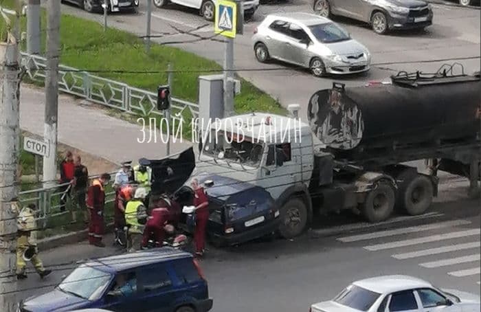 Жесткое ДТП на Производственной — детальные фото: фура столкнулась с легковушкой