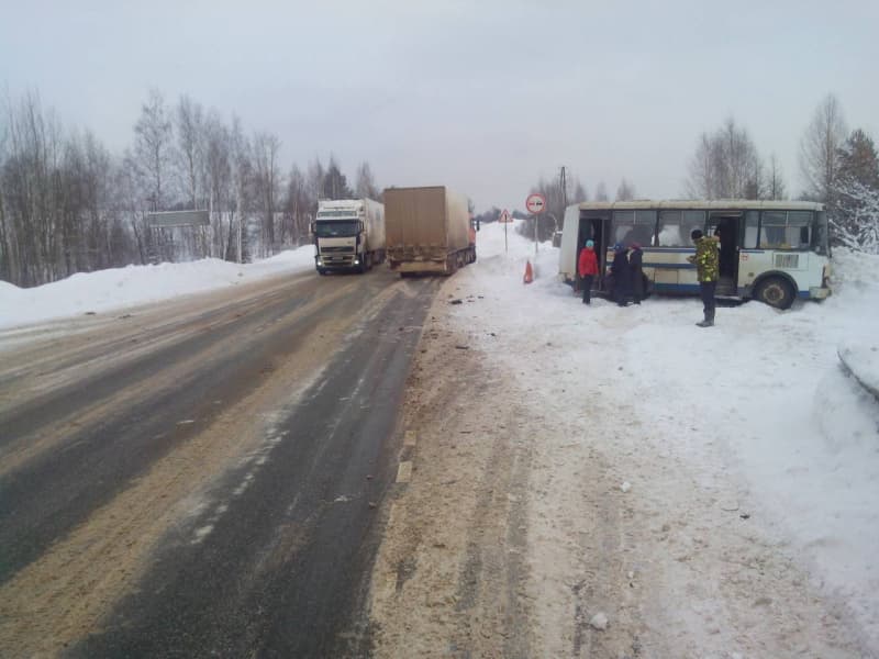 Возле Орлова фура врезалась в рейсовый автобус с людьми