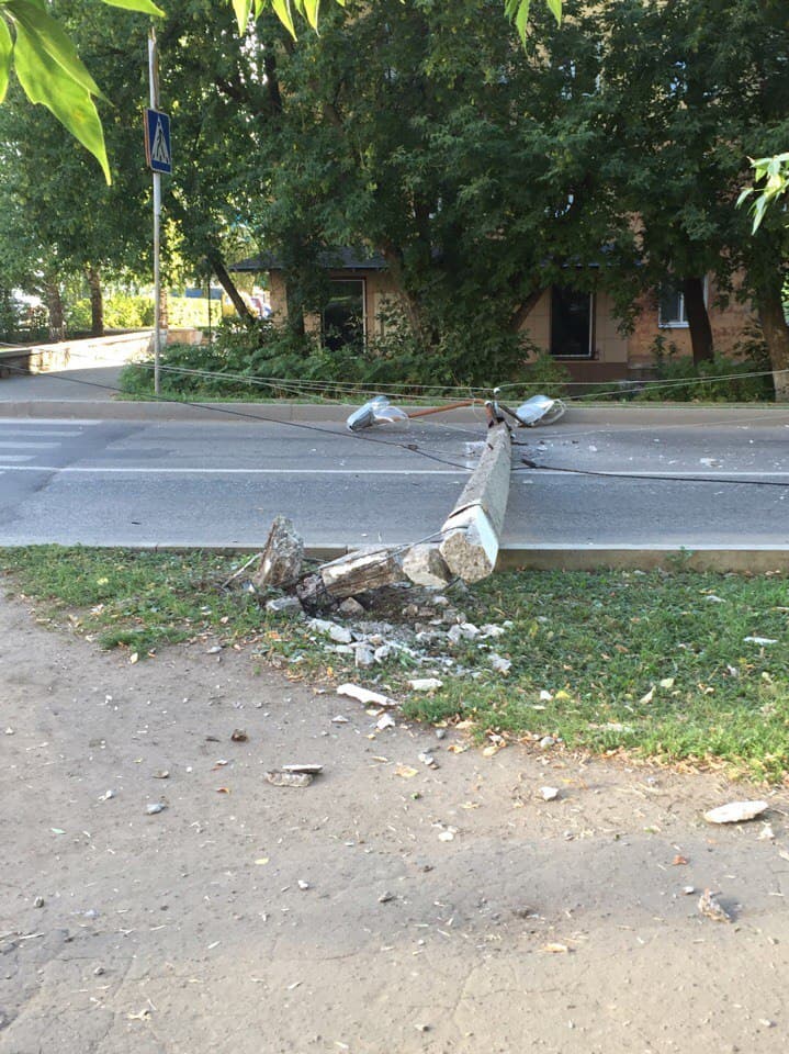 Toyota снесла опору освещения на Розы Люксембург