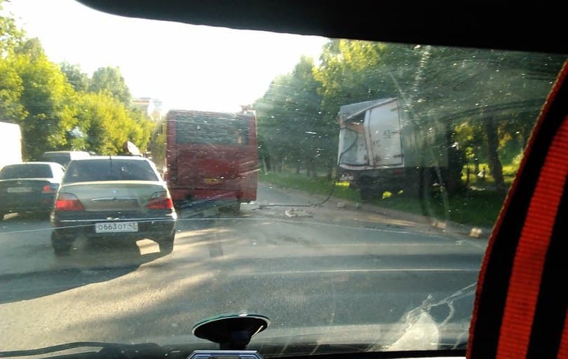 На Калинина автобус врезался в грузовик