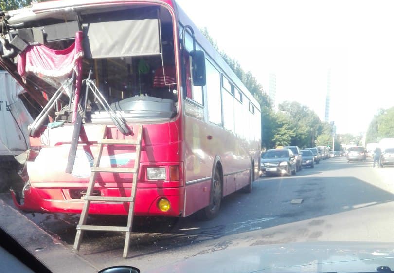 На Калинина автобус врезался в грузовик