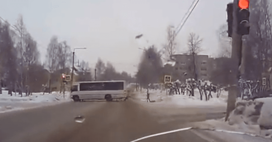 В Нововятске автобус едва не сбил ребенка, перебегающего дорогу