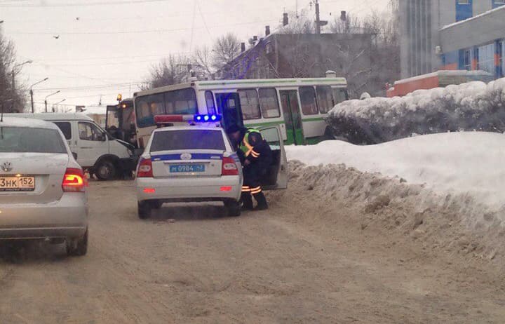 У автовокзала «Газель» врезалась в рейсовый автобус