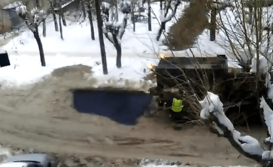 Для ремонта дорог нет плохих условий. В Кирове асфальтируют улицу Карла Либкнехта