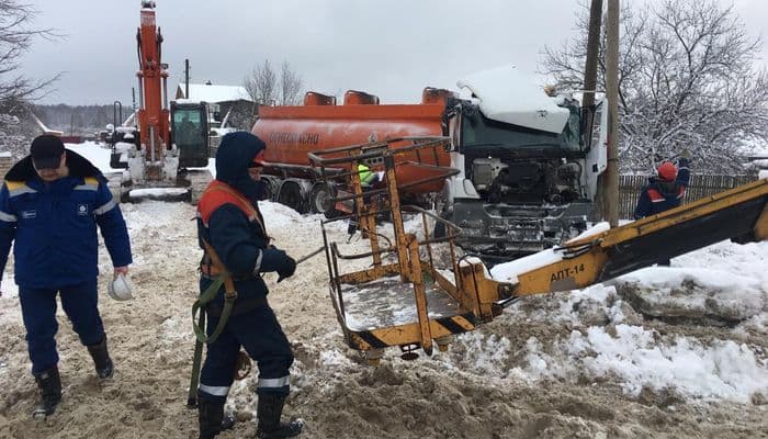 В Глушихе бензовоз вылетел в кювет: водитель скончался на месте