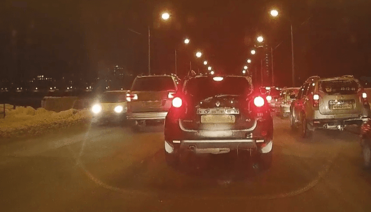 LC губернатора объехал пробку по встречной полосе