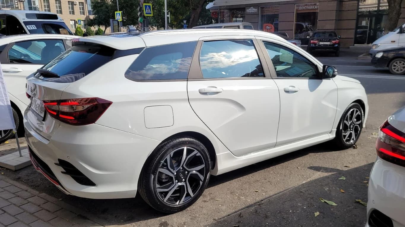 17-дюймовые диски и спойлер: спортивная версия Lada Vesta поступит в продажу уже в ноябре