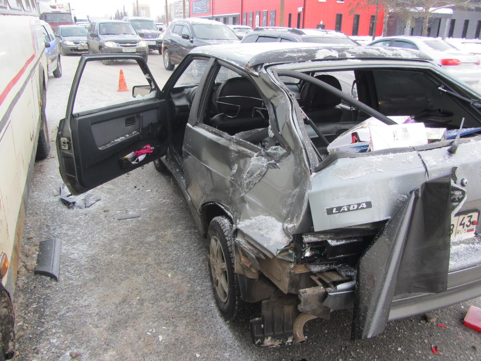 На Воровского внедорожник натолкнул ВАЗ на автобус