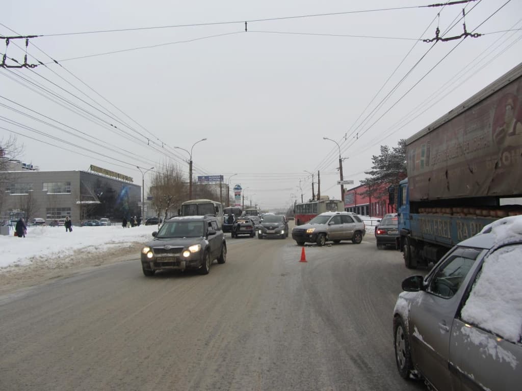 На Воровского внедорожник натолкнул ВАЗ на автобус