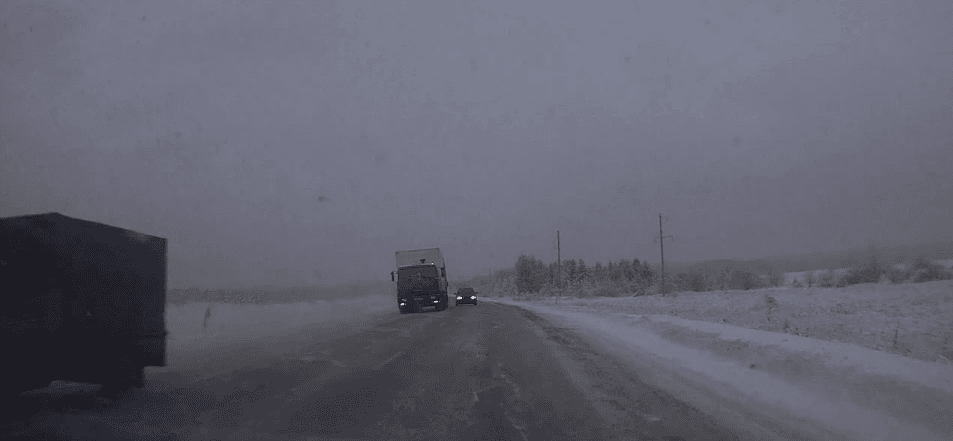 Опасный обгон. Водитель съехал с дороги, чтоб избежать аварии