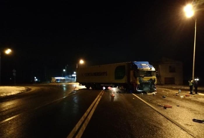 В Яранском районе грузовик столкнулся с «Нивой»: есть пострадавшие