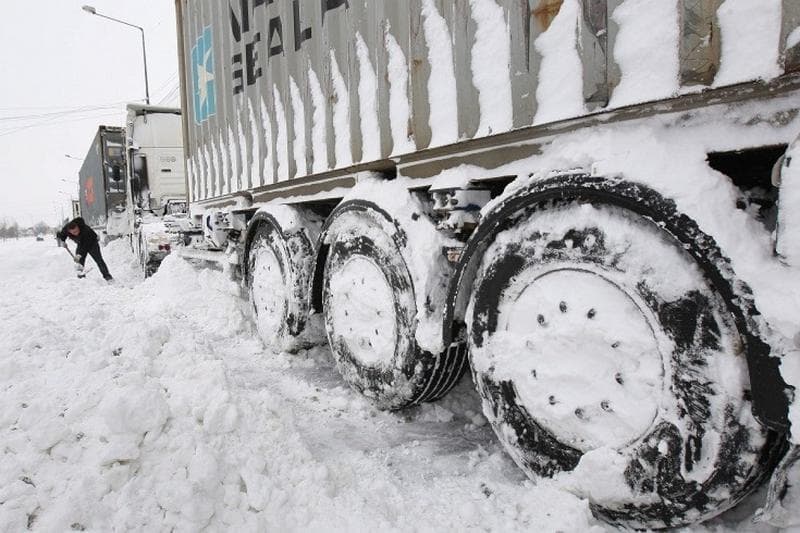 Автоинспекторы спасли замерзавшего на трассе дальнобойщика