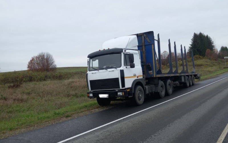 В Кировской области "УАЗ" врезался в фуру: есть пострадавшие