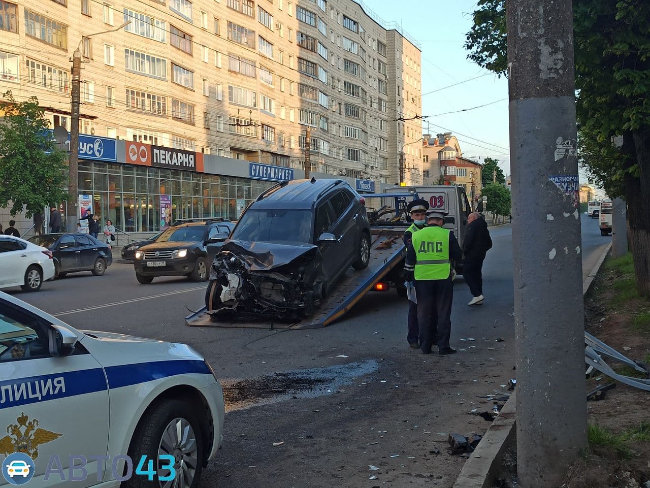 В Кирове на улице Ленина кроссовер сбил пешехода: жуткие кадры с места ДТП