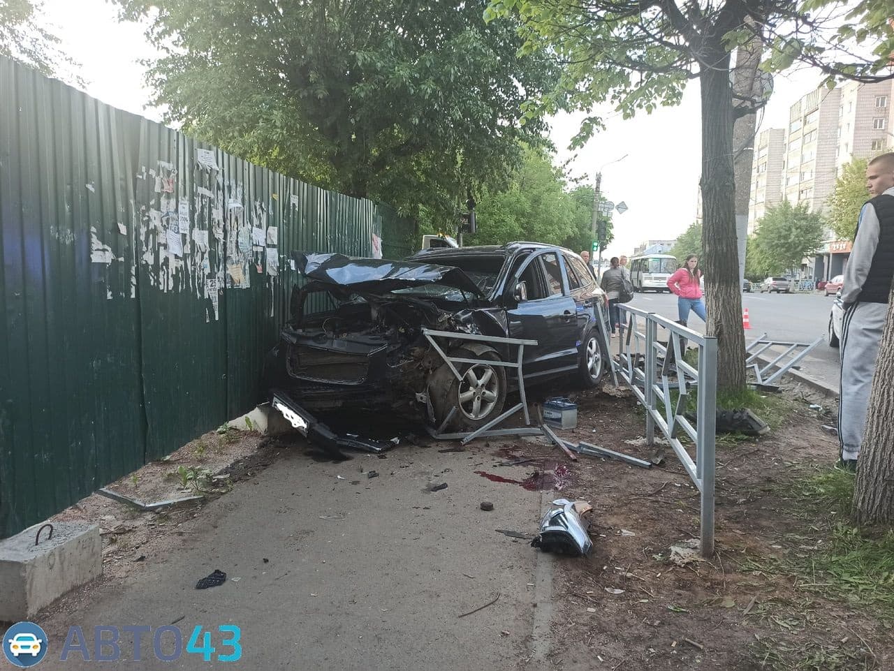 В Кирове на улице Ленина кроссовер сбил пешехода: жуткие кадры с места ДТП