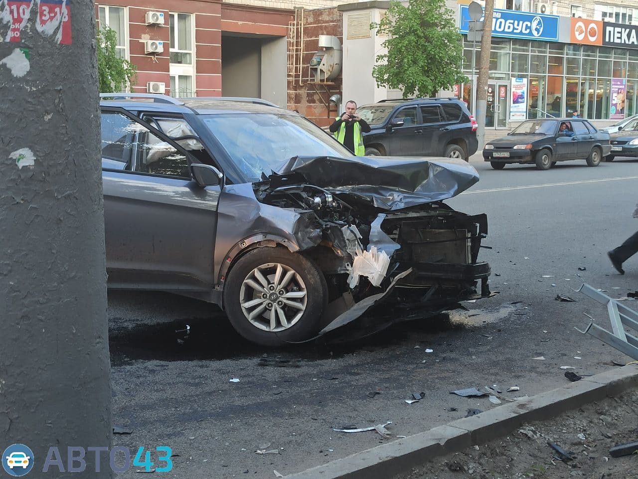 В Кирове на улице Ленина кроссовер сбил пешехода: жуткие кадры с места ДТП