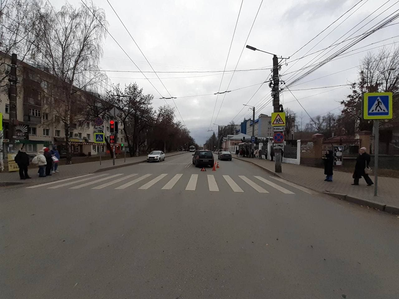 На Карла Маркса "Опель" сбила 47-летнюю женщину и 19-летнего молодого человека