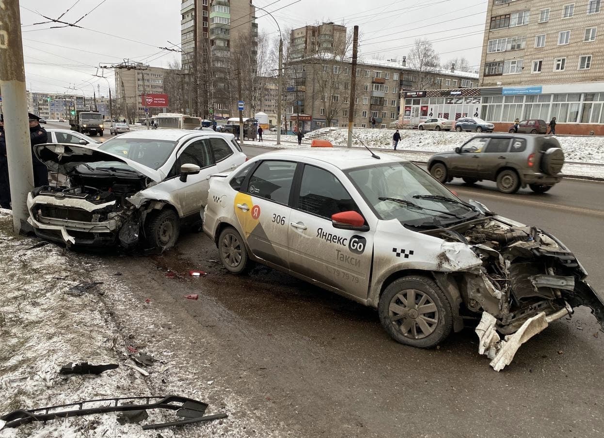 Пять пострадавших: на Московской в Кирове такси врезалась в "Форд"