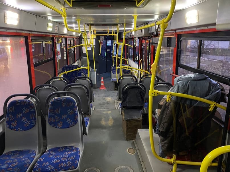 Сводка аварий за 2 ноября в Кирове: упавшая в автобусе пенсионерка и перевернувшаяся "Гранта"