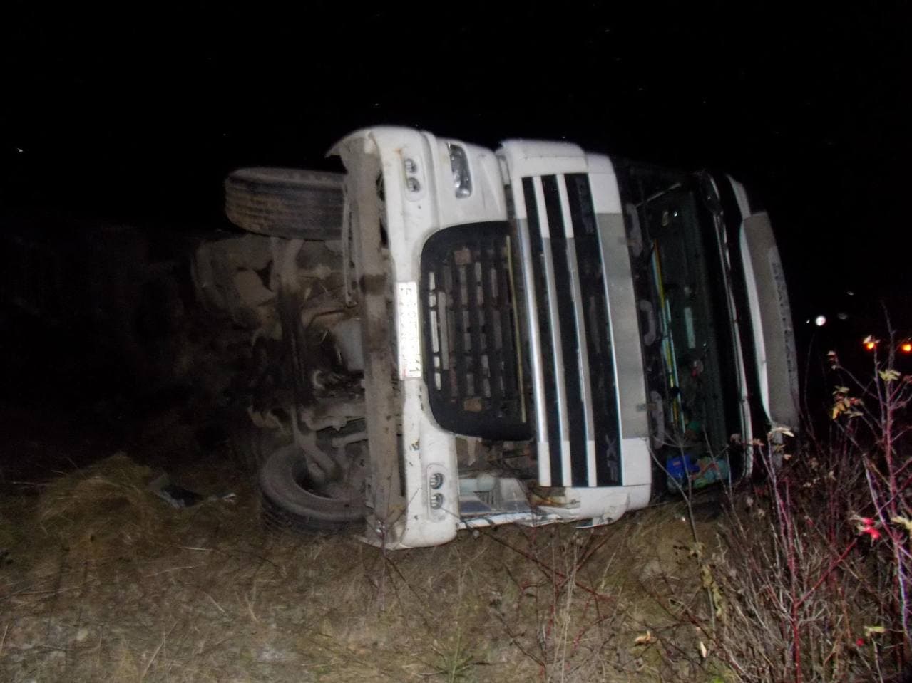 В Орловском районе перевернулась фура с прицепом