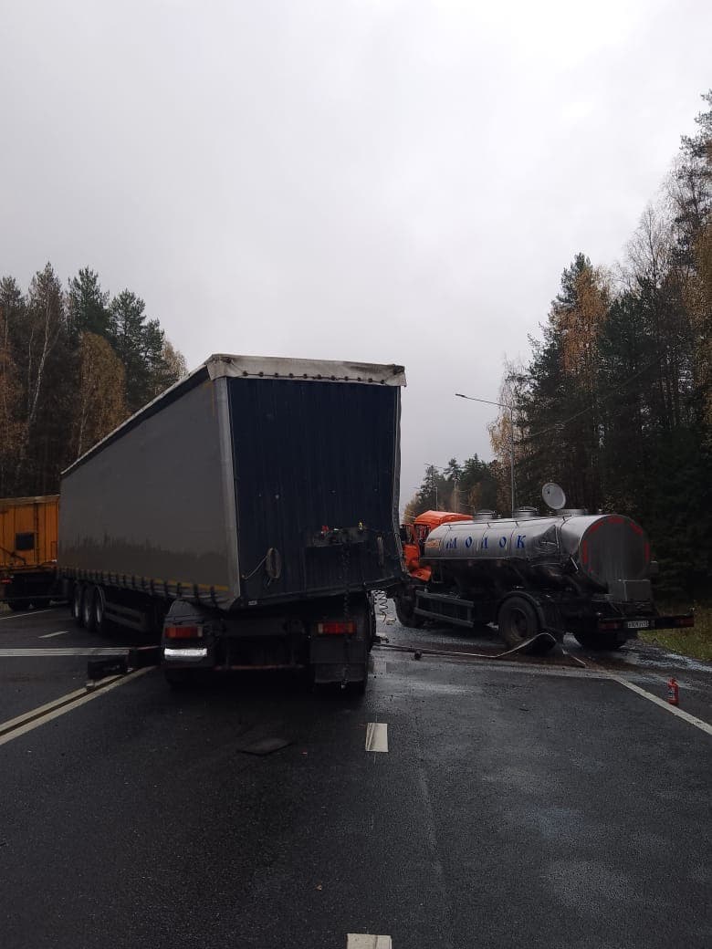 В Юрьянском районе фура столкнулась с автоцистерной