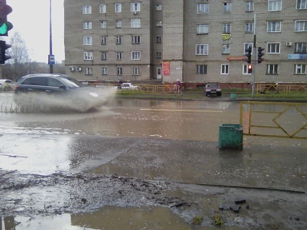 Киров в воде - дорожники чистят ливневые канализации