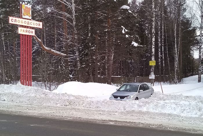 «Никогда такого не было, и вот опять»: Киров «потихоньку» заваливает снегом