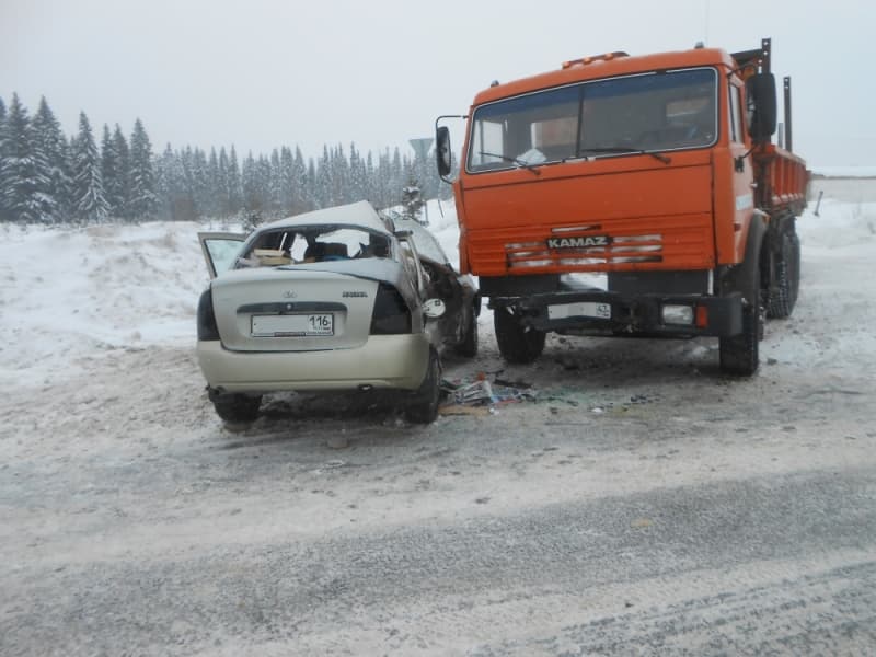 Водитель Kalina не рассчитал дорожные условия и врезался в КамАЗ