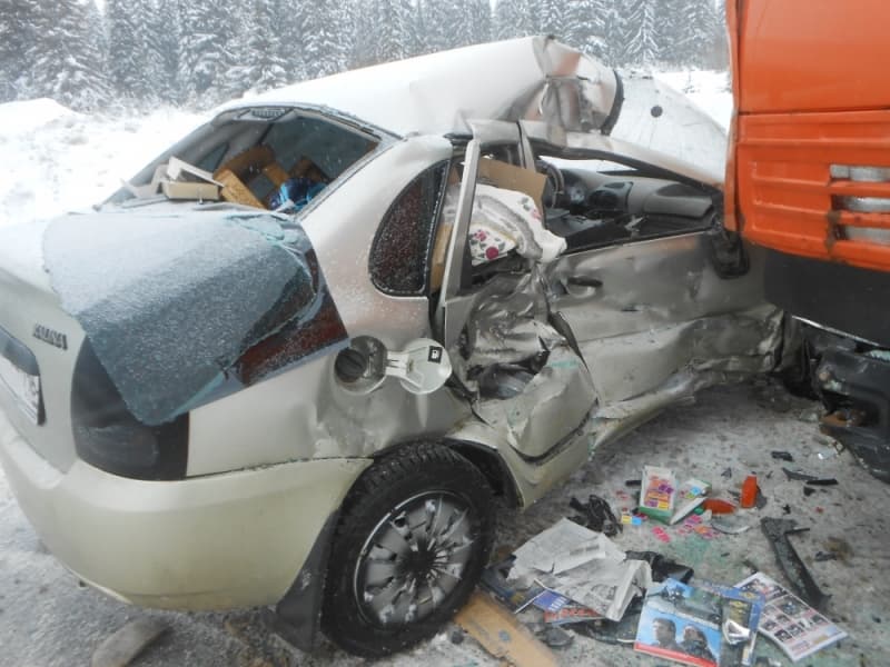 Водитель Kalina не рассчитал дорожные условия и врезался в КамАЗ