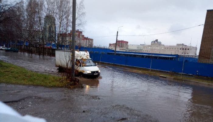 Киров в воде - дорожники чистят ливневые канализации