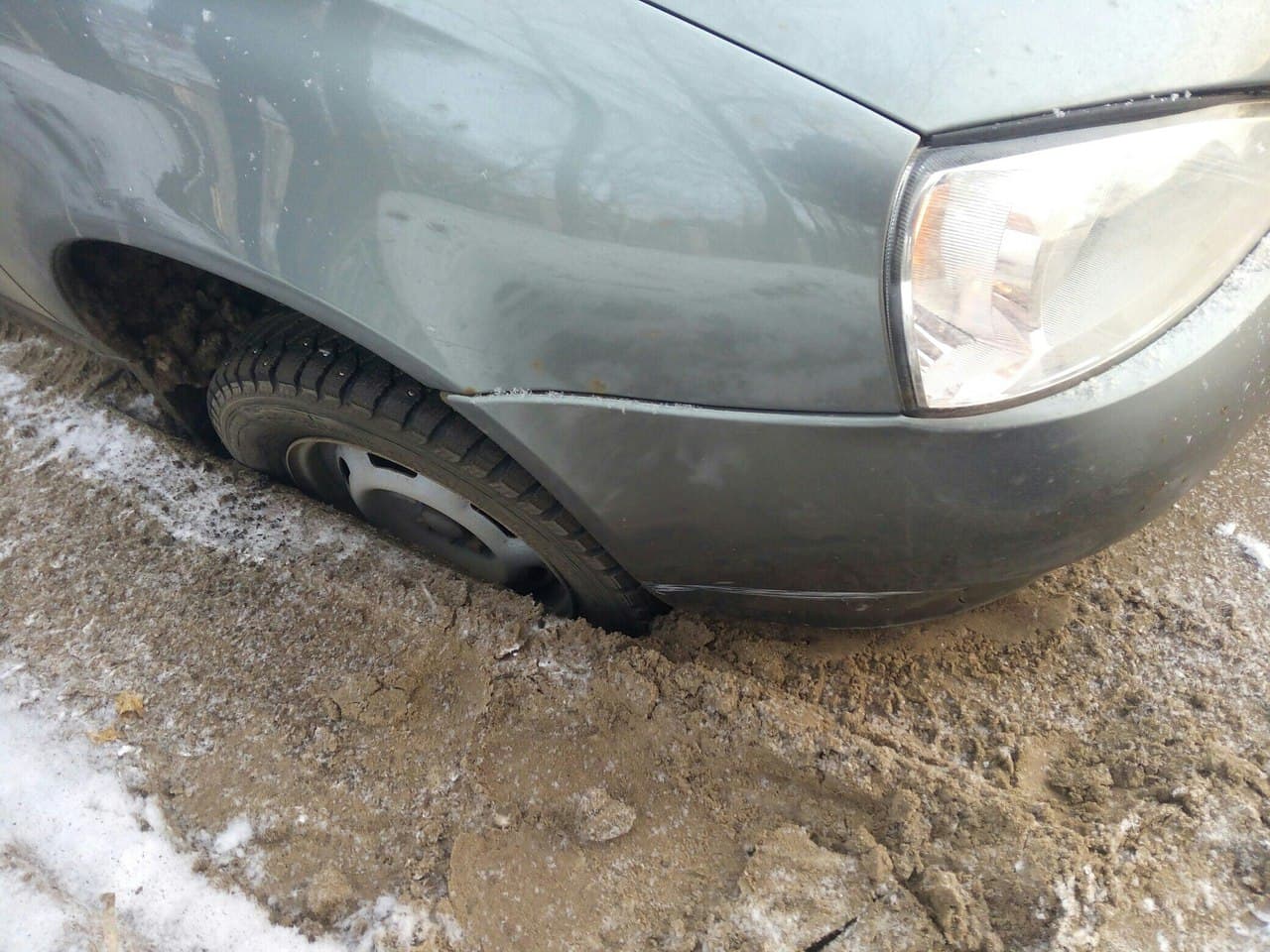 На Романа Ердякова Kalina провалилась в ливнёвку