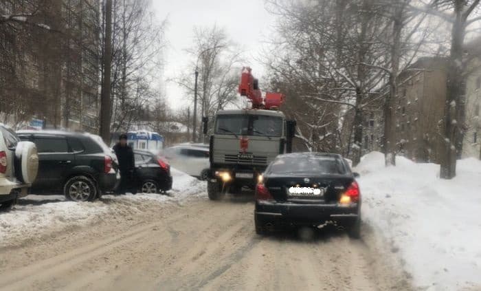 «Это не кончится никогда»: улицы города чистят от снега, но не везде
