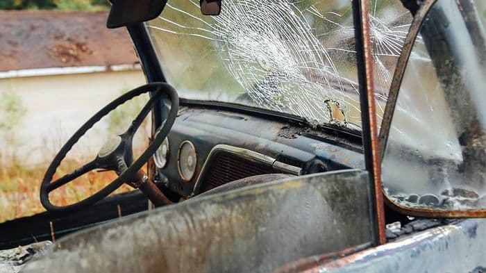 Почему в большинстве случаев придется отказаться от ремонта лобового стекла?