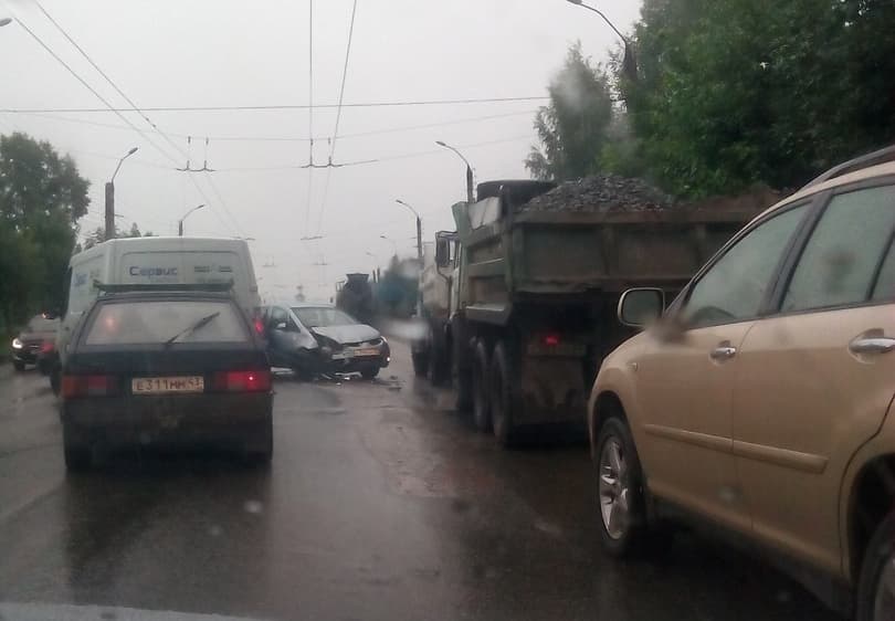 На Ломоносова Mercedes вытолкнул на встречную полосу Mitsubishi