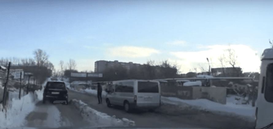 На Менделеева из-за узкой дороги не разъехались 2 микроавтобуса